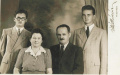 Scherer Endre felesége és fiai, János (édesanyja jobb oldalán) és Endre társaságában 1938-ban.jpg