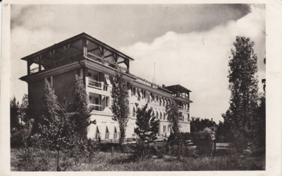 Az új épület 1935-ben (háttérben a kép jobb oldalán látszik a régi épület tornya)