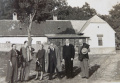 Wolf János (jobb szélen) és rokonsága Kardosréten 1939 őszén.jpg